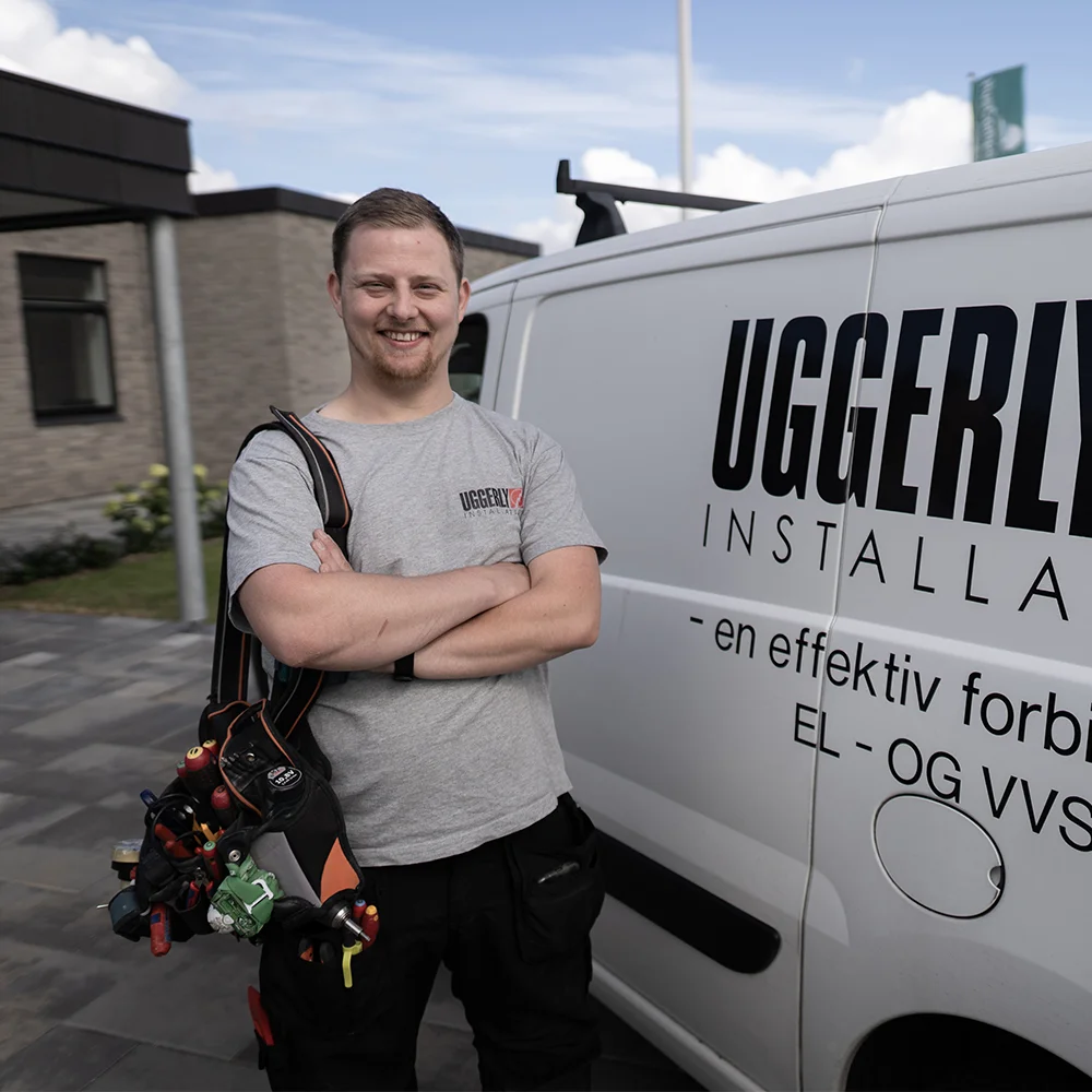 Elektriker Odense fra Uggerly Installation, der står foran en servicebil. 